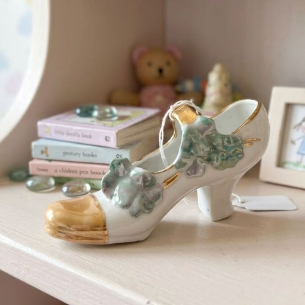 Vintage White and Gold Decorative Women's Heeled Shoe with Teal Floral Accents